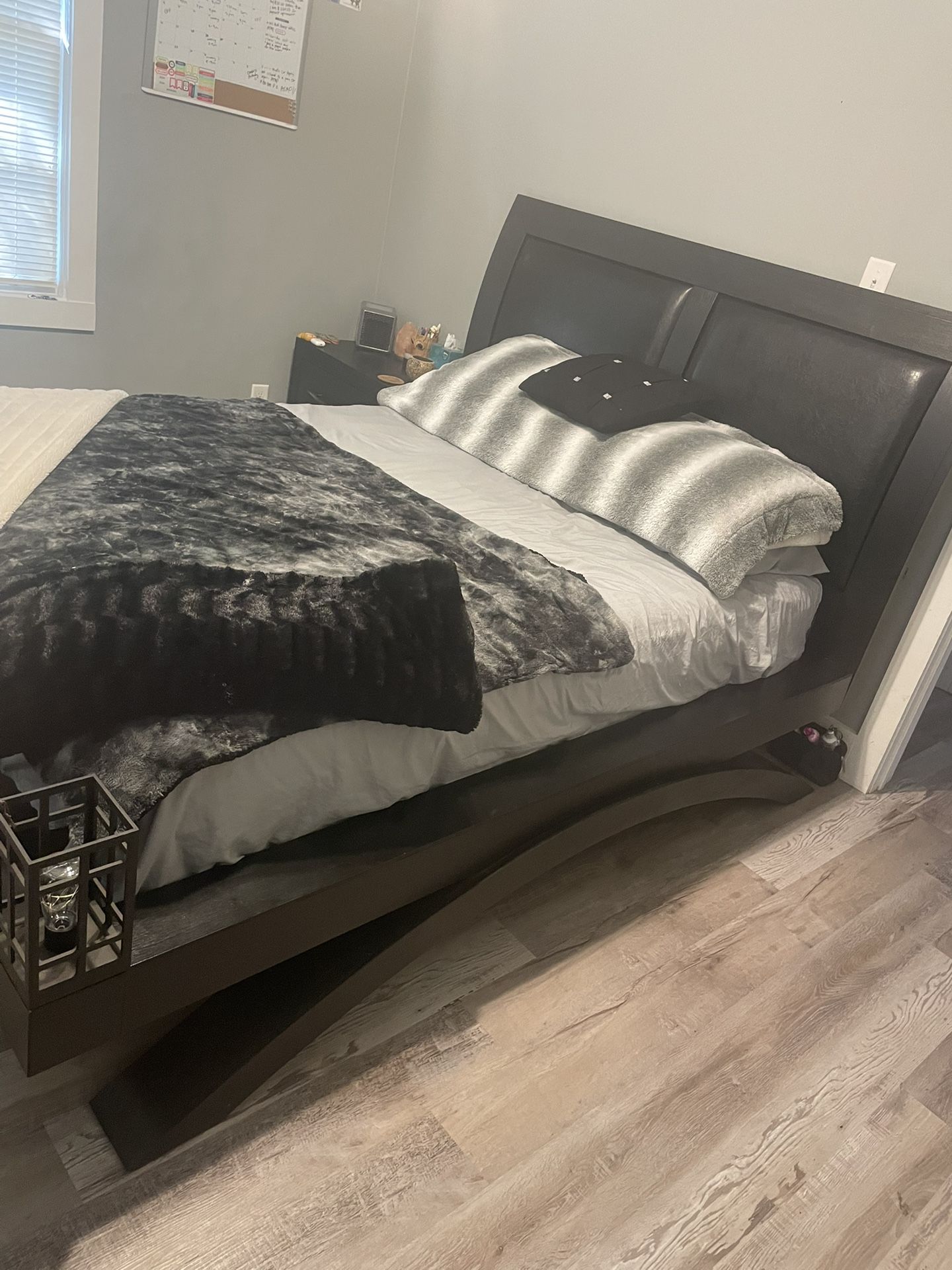 4 Piece BEDROOM SUIT QUEEN SIZE