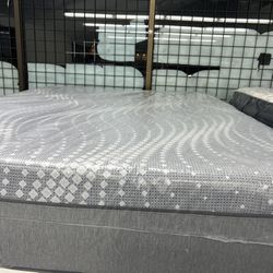 QUEEN SIZE SEALY HYBRID MATTRESS & BOX SPRING BED SET