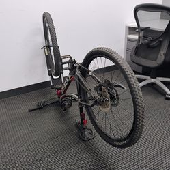 🚲 FOR SALE: 2021 Trek Marlin 6 Mountain Bike — Radioactive Red