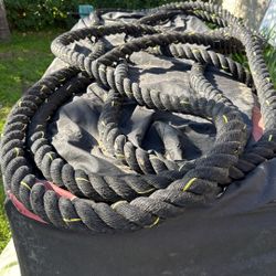 heavy-duty battle rope used for exercise and strength training