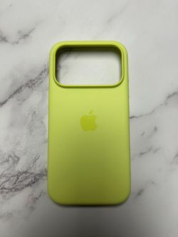 Apple iPhone 17 Pro Silicone Case MagSafe Yellow Authentic