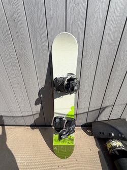 Snowboard with Flow Bindings