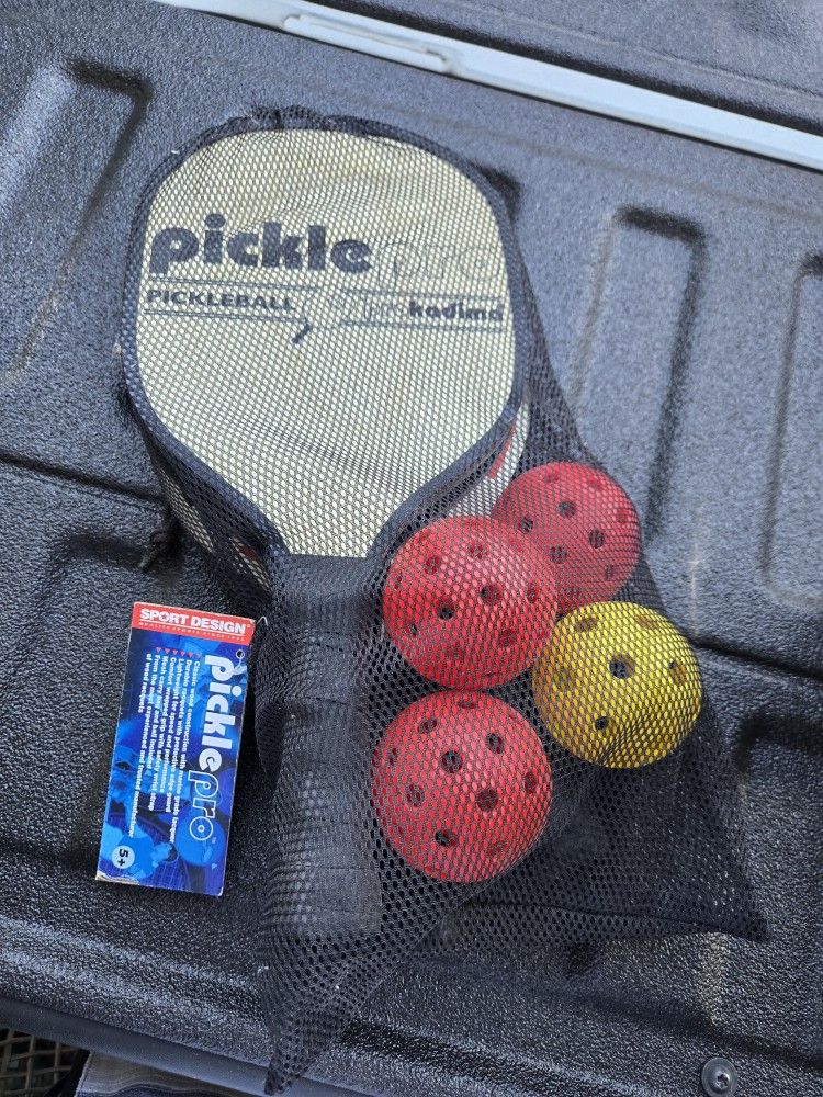 Pickle Ball 2 Paddles & Balls