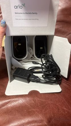 2x Arlo Essential Spotlight Cameras + Echo Show 5 (3rd Gen) – Brand New