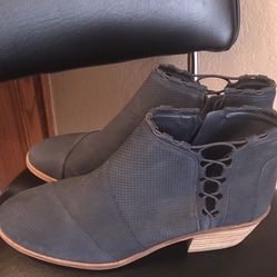 Vince Camuto Ladies Boot Size 8.5