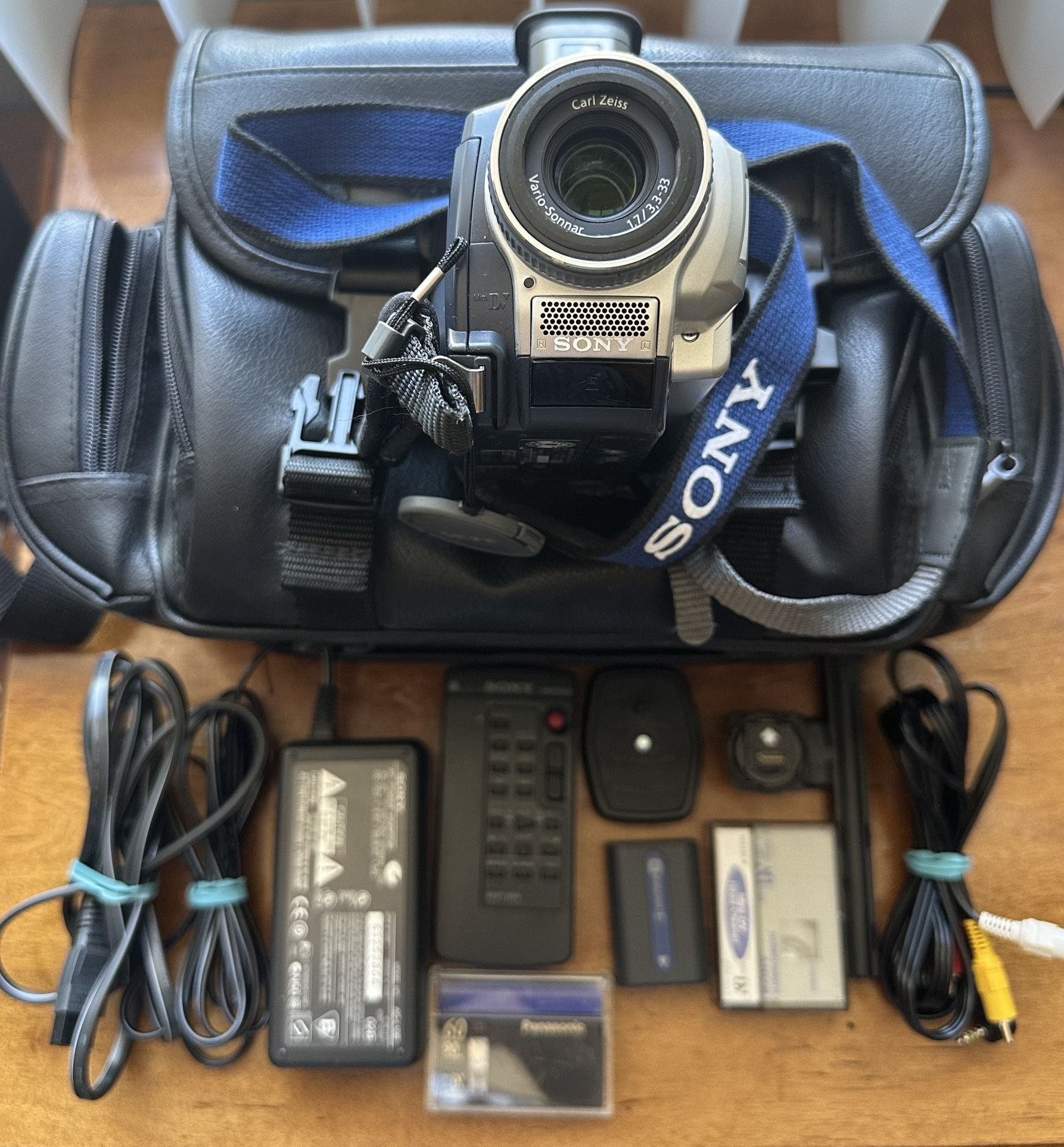 Vintage Sony Handycam DCR-TRV18 NTSC 120x Digital Zoom Mini DV Video Camcorder