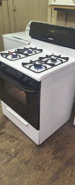 Tappan Black and white 4-BURNER Gas range ,Excellent  condition