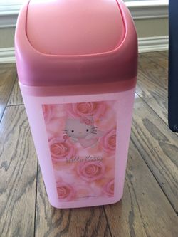 Hello kitty set trash can, mat, small figura to play at shower