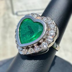 .750 platinum white ring natural Oval Diamond 2.10CTW. Natural Colombian Emerald F2 clarity. ring sz 7.75 with GIA certificate