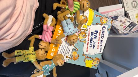 Bilingual 5 little monkeys book with finger puppets