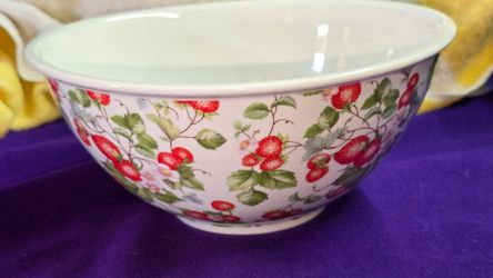 Grace Fine Porcelain Strawberry Mixing Bowl CR3V032