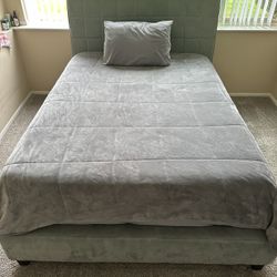 Queen Bed in Excellent Condition