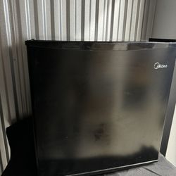 Midea 1.6-cu ft Mini Fridge with Freezer (Black) ENERGY STAR