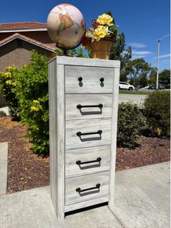 Rustic Gray 5 Drawer Dresser Chest of Drawers Furniture Excellent Condition