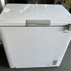 MIDEA CHEST FRIZZER 7.0 CU.FT.