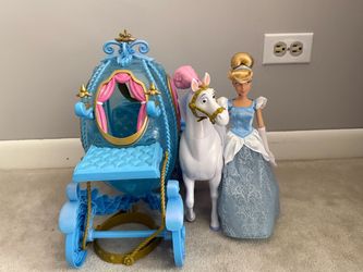 Disney Store Cinderella Deluxe Horse and Carriage Playset $30