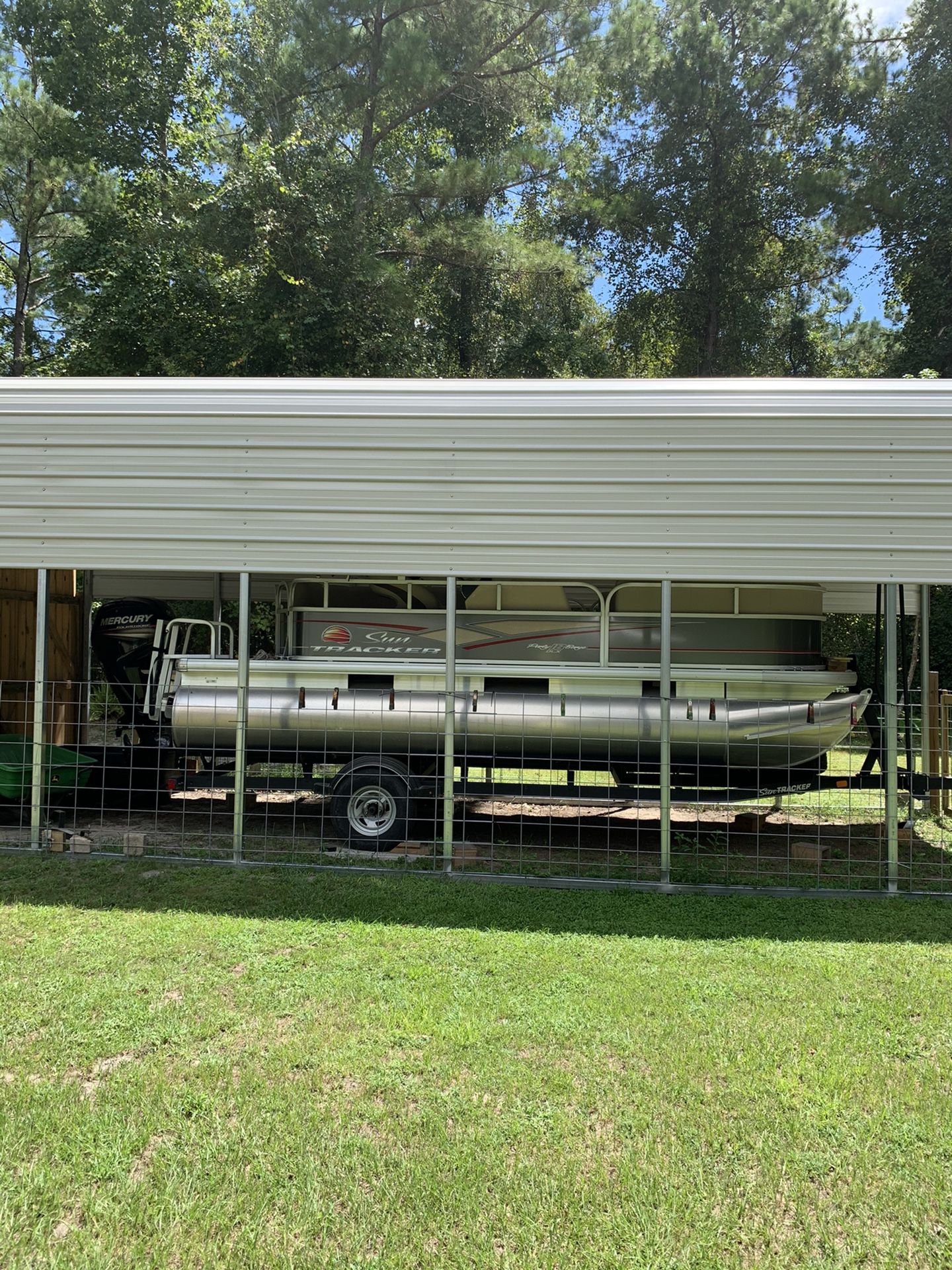 2019 18 ft SunTracker Party Barge Pontoon Boat/Extended 7 year motor warranty/Trailer/Spare tire/Cover included