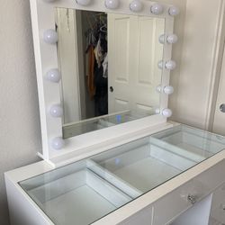 White Make Up Vanitu