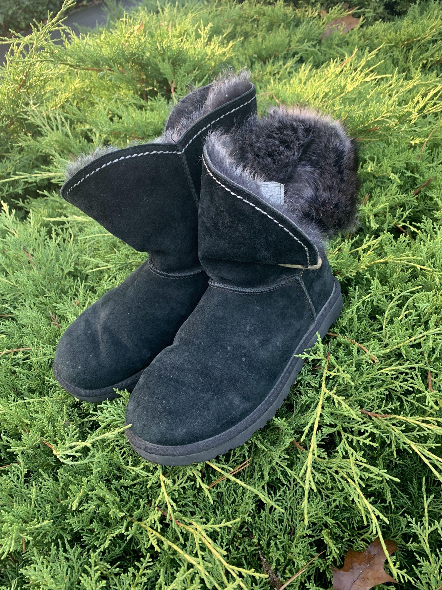 Womens black size 7 UGG booties