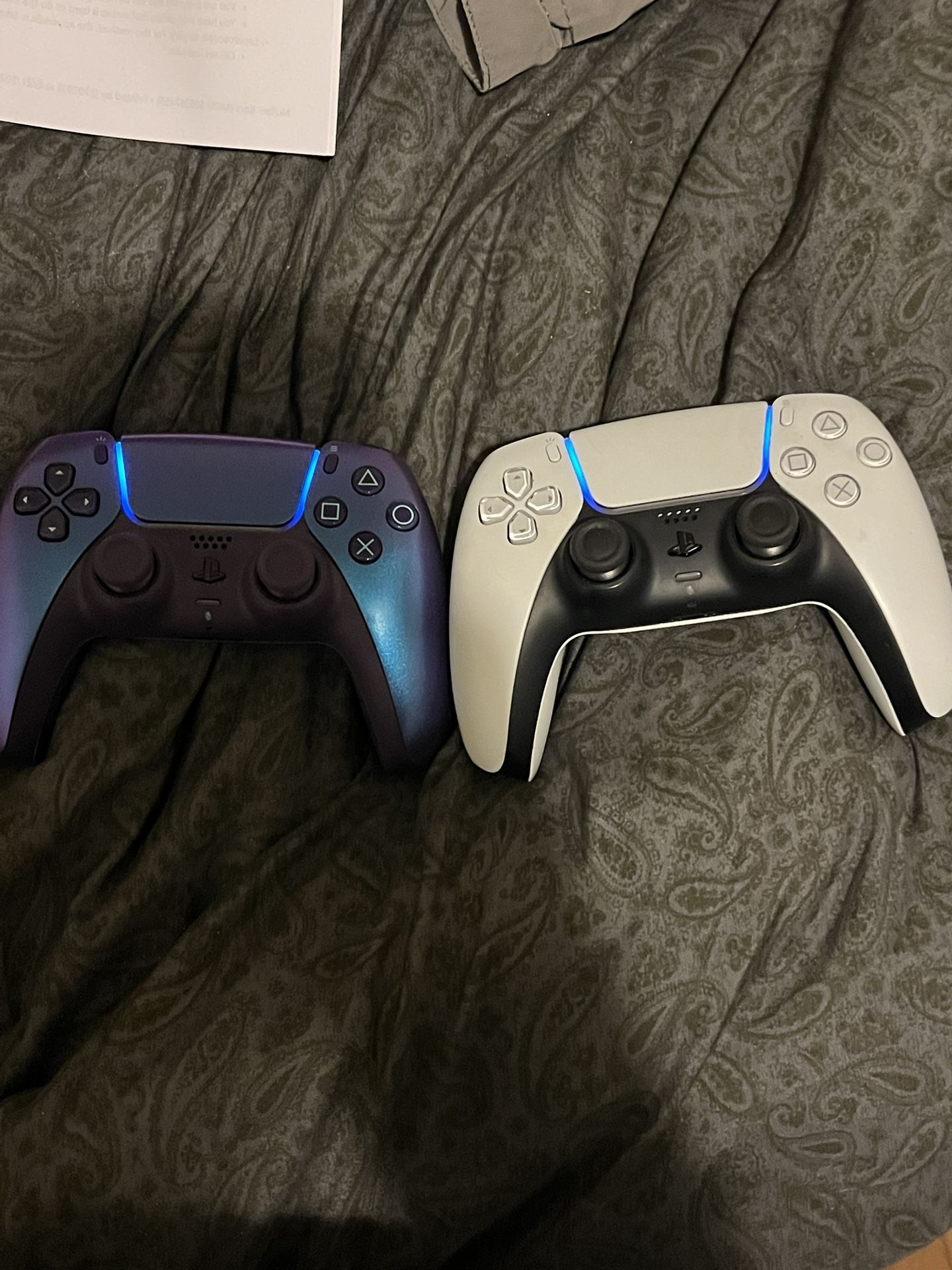 2 Ps5 Controllers