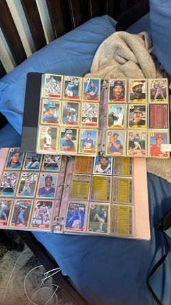 2 binders of vintage baseball cards