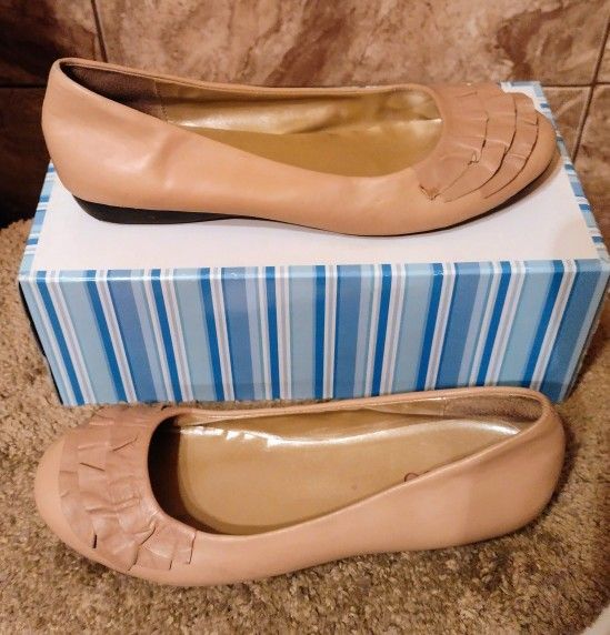 Like New Me Too Beige Tan Ruffle Slip On Flat SHOES