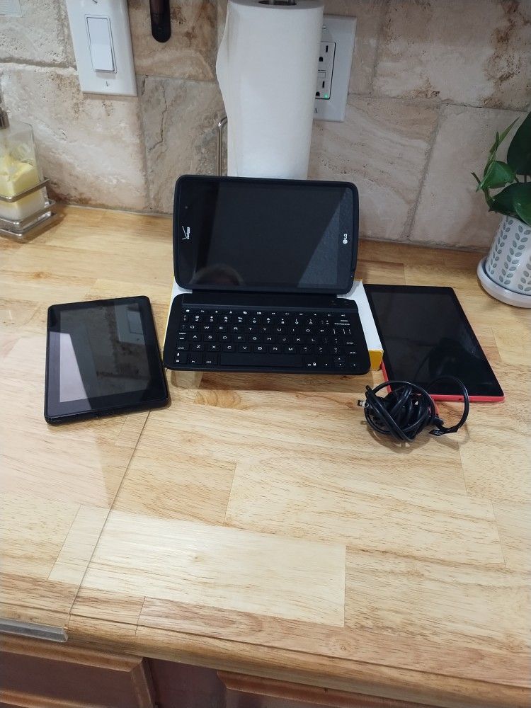 Two Kindles and one IPad with Keyboard.