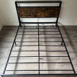 Queen Platform Bed Frame with Outlets