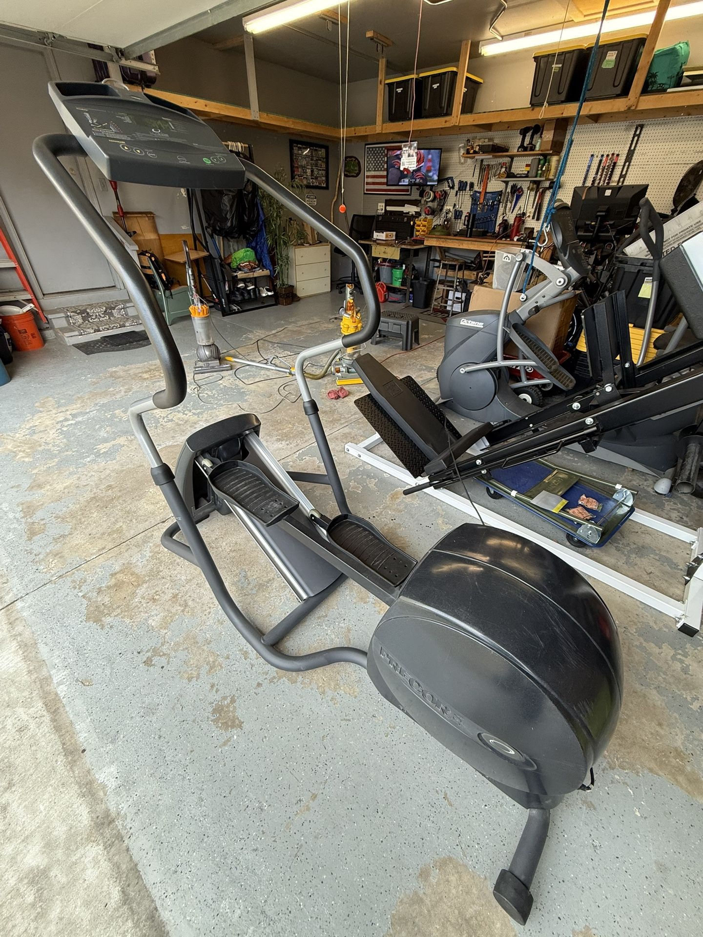 Precor EFX 5.21si Elliptical Fitness Cross Trainer.