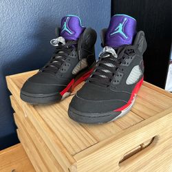 Jordan’s 5 Size 9
