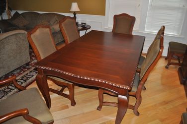 Dining Room Table w/ 8 chairs (2 end and 6 side), extra leaf.