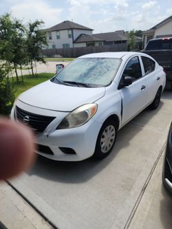 2013 Nissan versa
