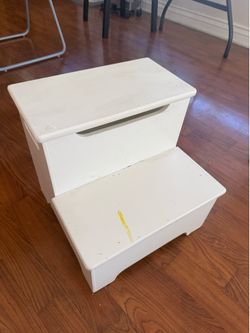 Kid step stool with storage