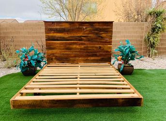 BEAUTIFUL HEAVY RECLAIMED WOOD KING BED FRAME (FREE DELIVERY 🚚 FIRM PRICE $1000 ) GREAT CONDITION 😍👌🏻