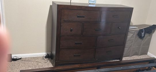 🔥Beautiful Dark Wood Queen Bedroom Set – Excellent Condition