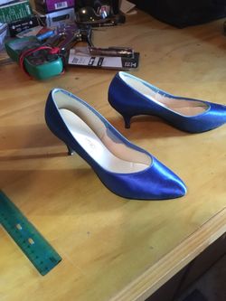 Women’s dyed royal blue pumps size 8-1/2 B