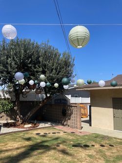 Decorative paper lanterns w/lights