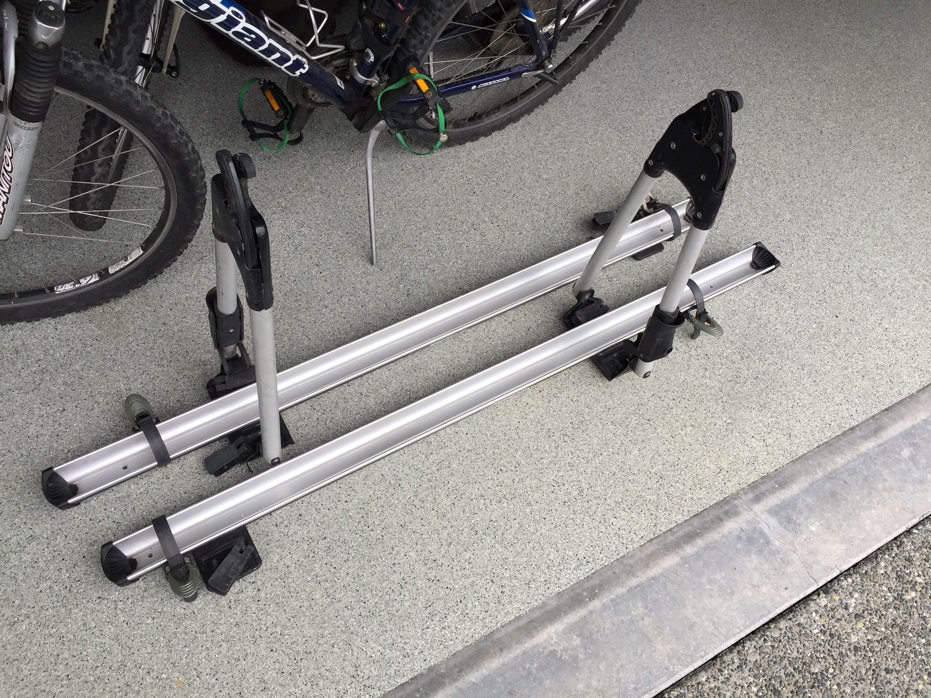 Thule Big Mouth Bike Racks (pair) for Sale in Kirkland, WA OfferUp