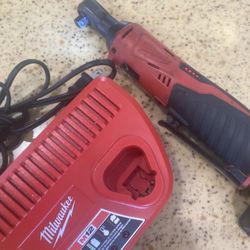 MILWAUKEE CORDLESS RATCHET/BATTERY & CHARGER BUNDLE
