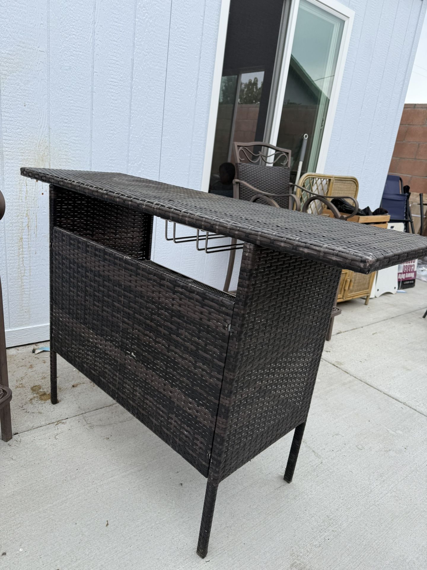 Outdoor Bar With 2 Stools 