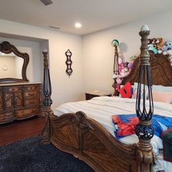 Michael Amini King Size Bedset. 