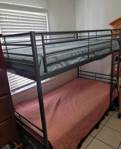 Twin bunk bed