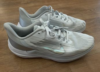 Nike Air Winflo 09 Sneakers.  Size 9 Women/ 7.5 Men