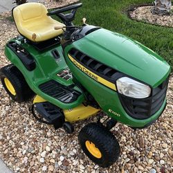 John Deere E100 Riding Lawnmower 