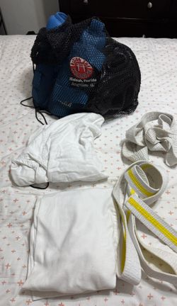 Complete Karate Kit And Uniform/ Kit De Karate Completo Y Uniforms