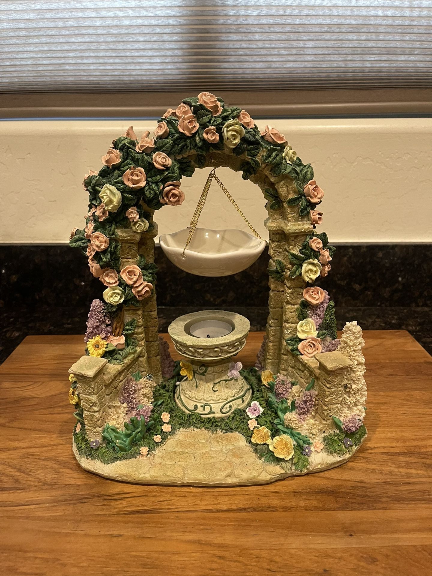 Yankee candle fountain with flowers tea light
