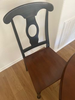 Round dinning table