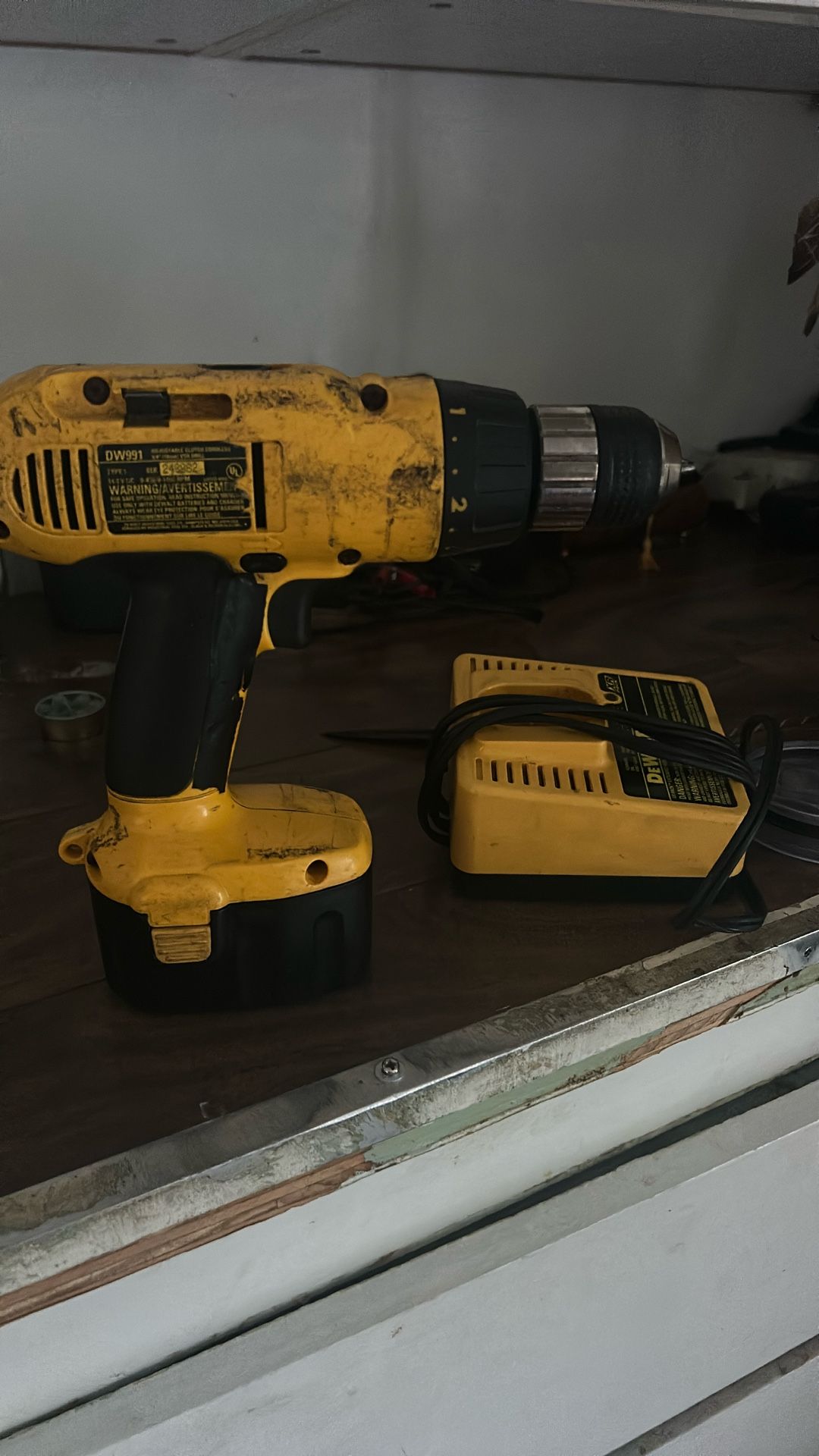 DeWalt Adjustable Clutch Cordless 3/8 Drive VSR Drill W/charger