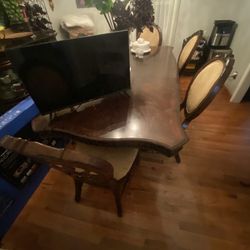 Dining Room Table And 8 Chairs 