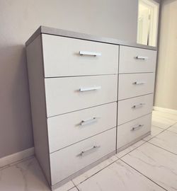 Modern 8-drawer dresser in gray finish.